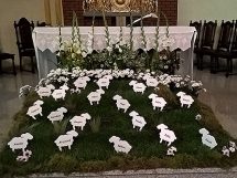 komunijne baranki do dekoracji kościoła z imionami dzieci pierwszokomunijnych