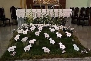 komunijne baranki do dekoracji kościoła z imionami dzieci pierwszokomunijnych